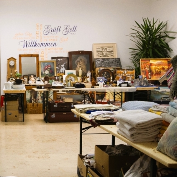Pfarrsaal mit Flohmarktartikeln / Pfarregemeinde Garsten Pfarrsaal mit Flohmarktartikeln