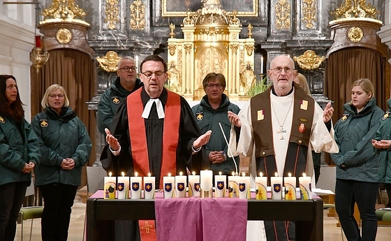 Beauftragung der neuen NotfallseelsorgerInnen durch Prälat Johann Holzinger und den stellvertretenden Superintendenten der Evangelischen Kirche A. B. Martin Eickhoff