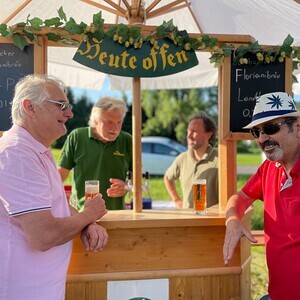 Mit einem Bierchen in der Hand lässt sich's gut warten