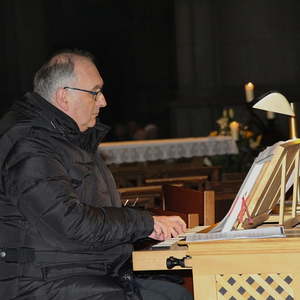 Wolfgang Kreuzhuber am Orgelpositiv (an der Truhenorgel)