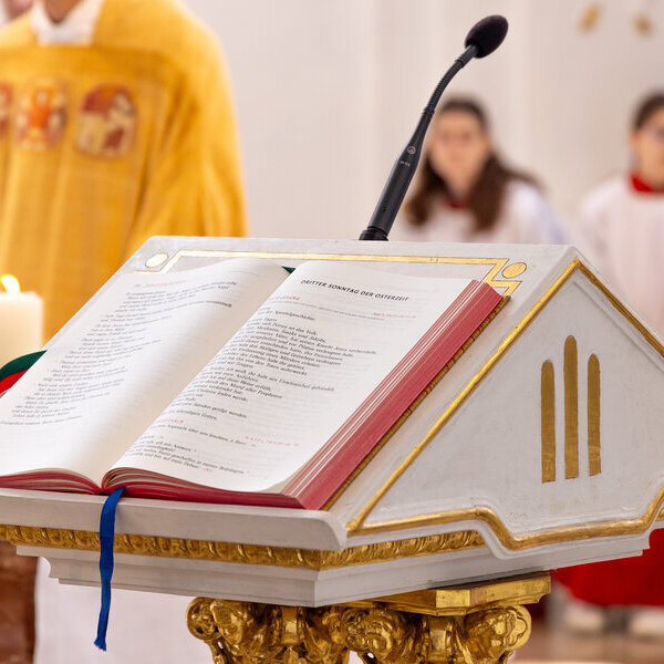https://www.pfarrbriefservice.de/image/aufgeschlagenes-wort-gottes?vm=download&rdm=QrlSwffh7pyx