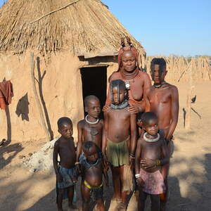 Himba Frau mit ihren Kindern