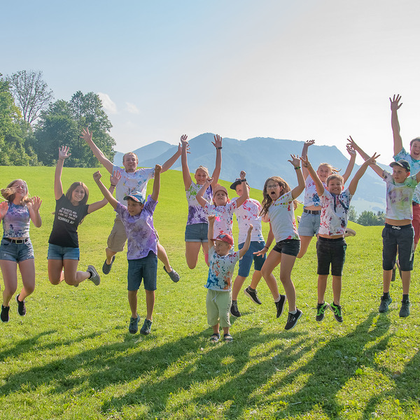 Gruppenfoto von Kindern und GruppenleiterInnen