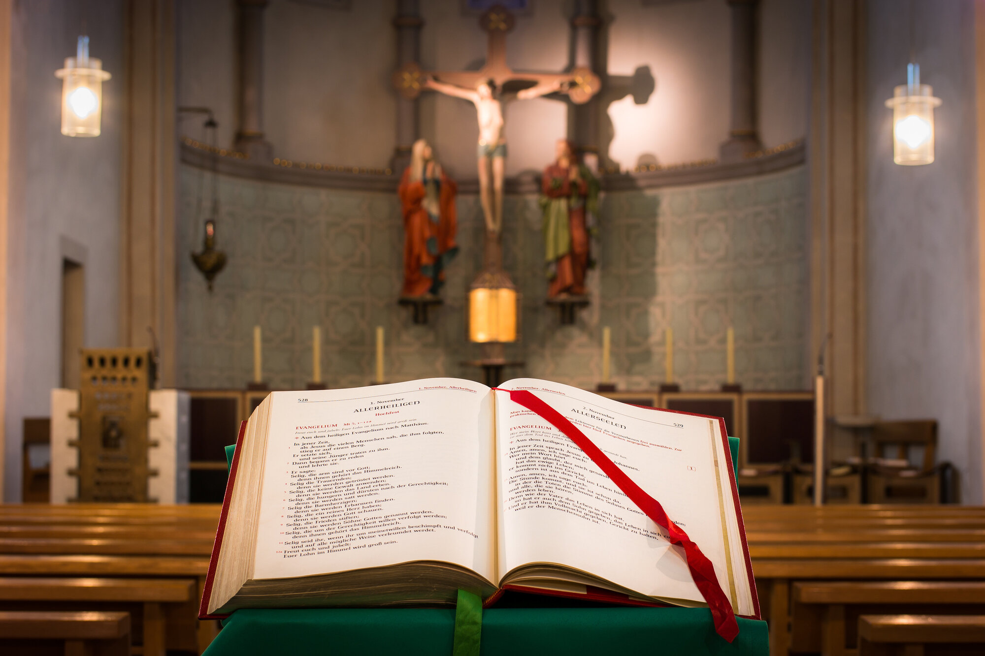 https://www.pfarrbriefservice.de/image/aufgeschlagenes-messlektionar-einer-kirche?vm=download&rdm=bgfmAs7TIg7O