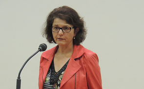 Welt-der-Frau-Chefredakteurin Christine Haiden beim Vortrag des Katholischen Bidlungwerkes in Eferding zu Bertha von Suttners Roman 'Die Waffen nieder!' © Max Neundlinger