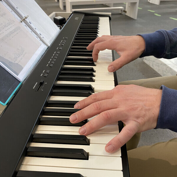 Kirchenband: Keyboard spielen / Sylvio Krüger / Pfarrbriefservice.de https://www.pfarrbriefservice.de/image/kirchenband-keyboard-spielen-0?vm=download&rdm=0yah~bTUQLCh