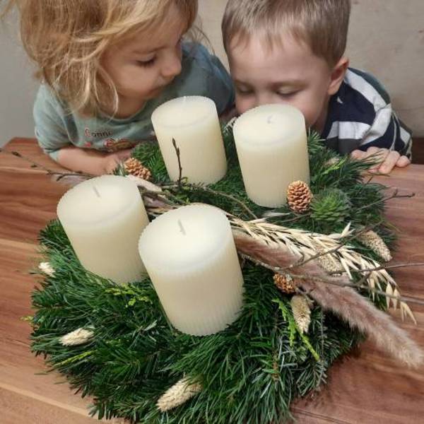 Advent / Katrin Mandl Ida und Felix beim Adventkranz