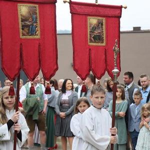 Die Ministranten holen mit PfrProv. Dorfer und Diakon Rögner die Kinder ab